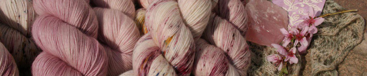 Leider kommt es immer wieder, dass bei zu vielen Bestellungen auf einmal mein Mail-Provider meinen Account sperrt, so dass keine Bestätigungsmails von mir mehr gesendet werden können. NIchts desto trotz kommen  aber alle Bestellungen an. Daher bitte nicht besorgt sein und erneut bestellen! Ich arbeite bereits an einer Lösung, damit der Mailversand in Zukunft auch in Hochzeiten zuverlässig funktioniert. Vielen Dank für Euer Verständnis!